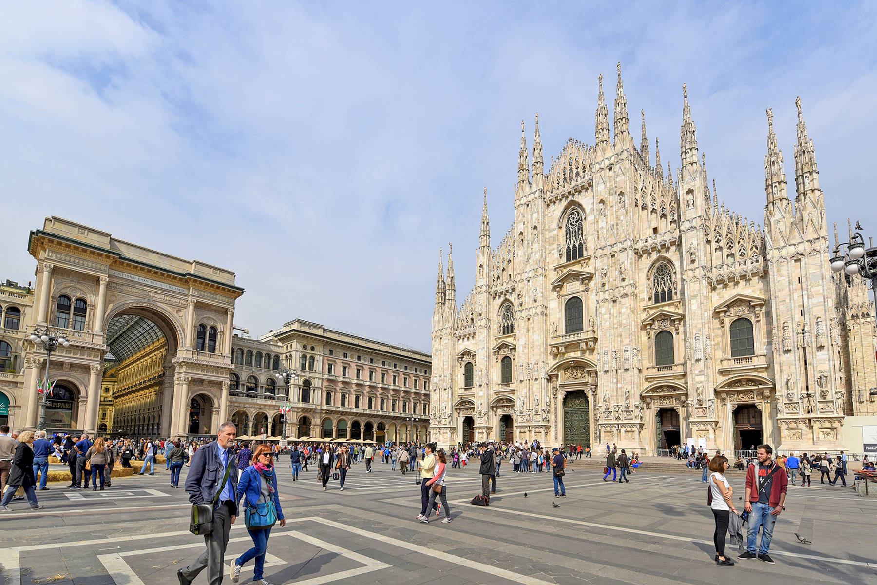 The Facade Of Duomo Di Mlano In Milan Wallpaper