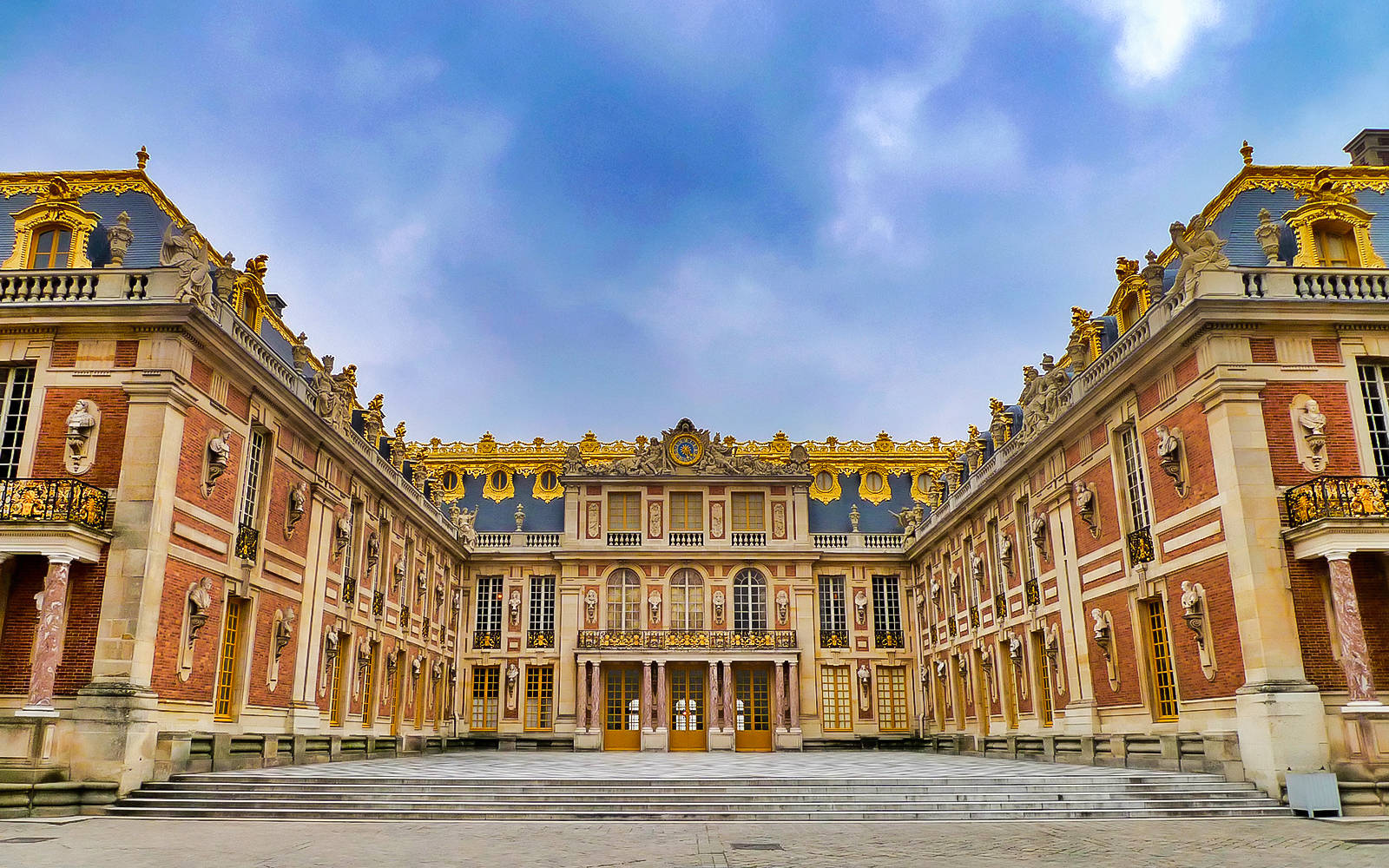 The Facade Of The Palace Of Versailles Wallpaper