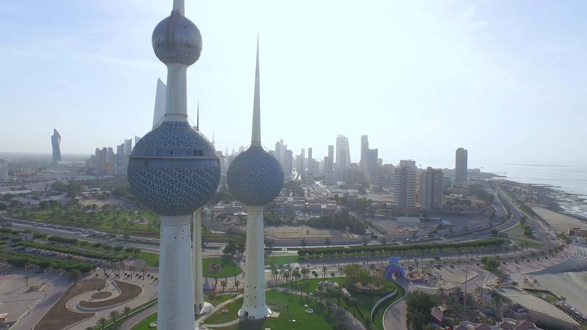 The Iconic Kuwait Towers Against The Backdrop Of The Bustling City. Wallpaper