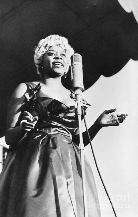 The Legendary Dinah Washington In Vintage Glory Wallpaper