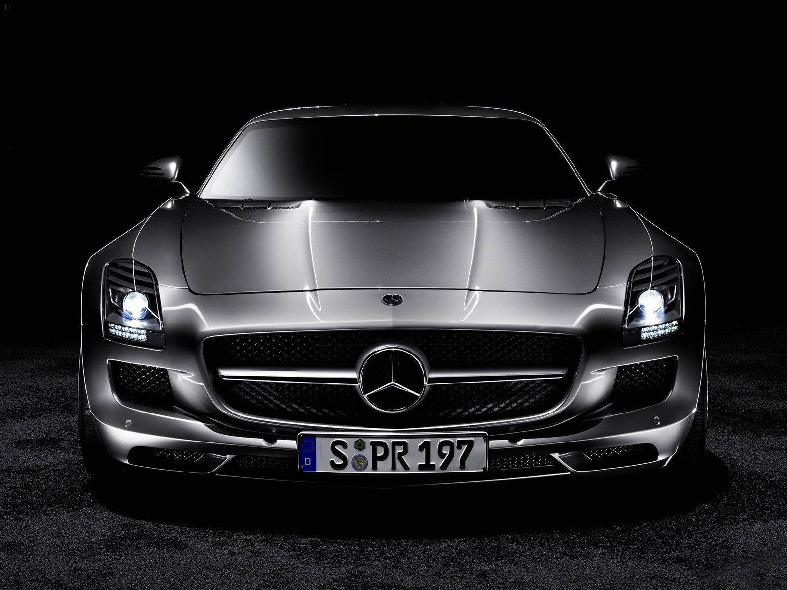 The Mercedes-benz Amg: A Symbol Of Luxury And Power Wallpaper