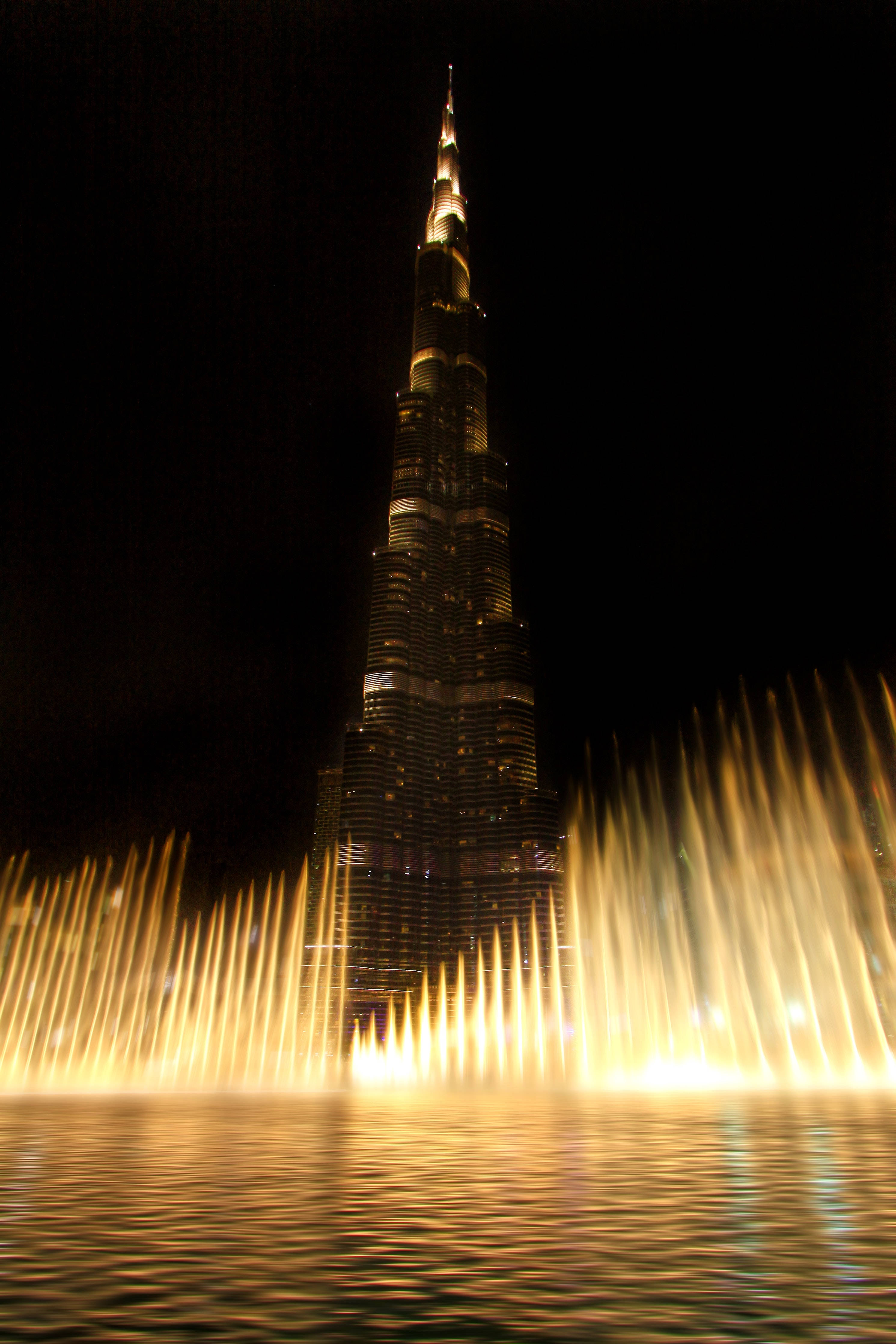 The Spectacular View Of The Dancing Fountain At Burj Khalifa Wallpaper