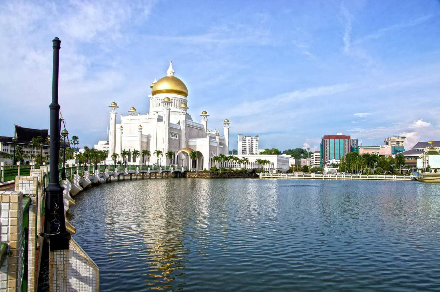 Thin Clouds Over Brunei Mosque Wallpaper