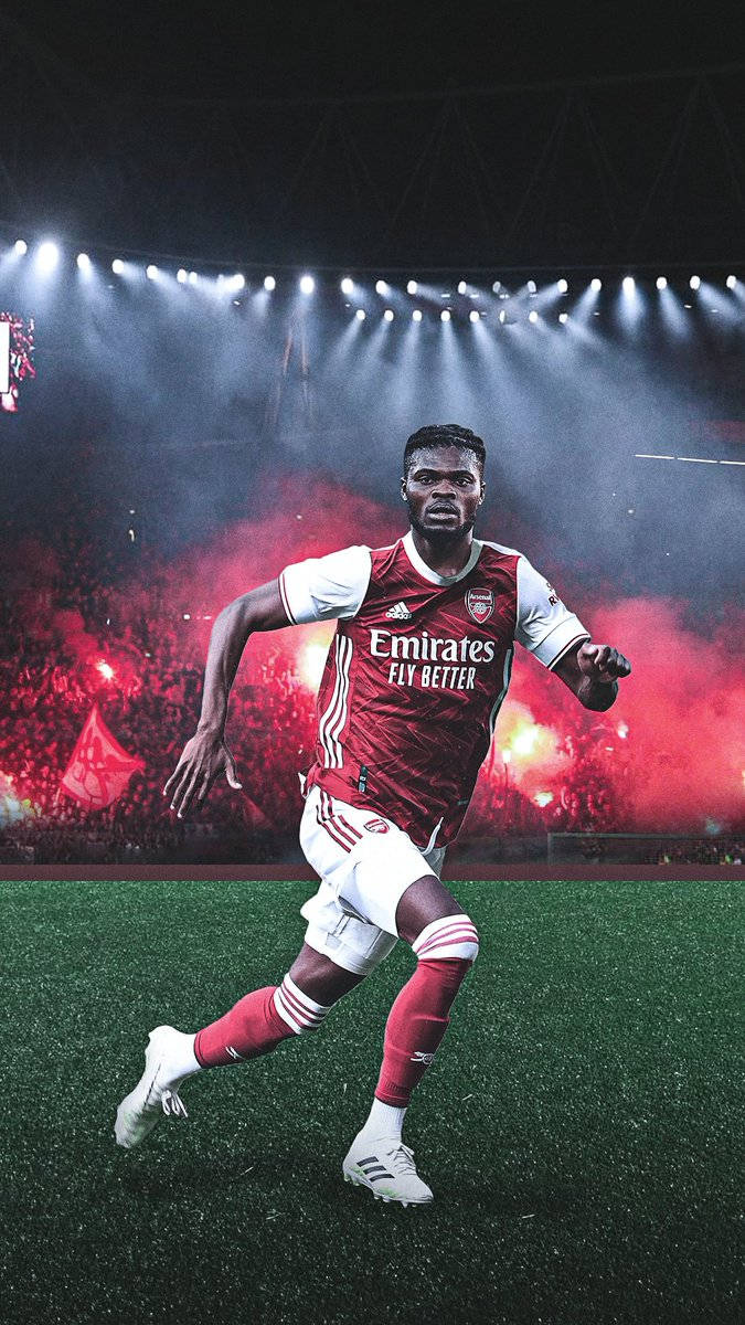 Thomas Partey Running Across The Field Wallpaper