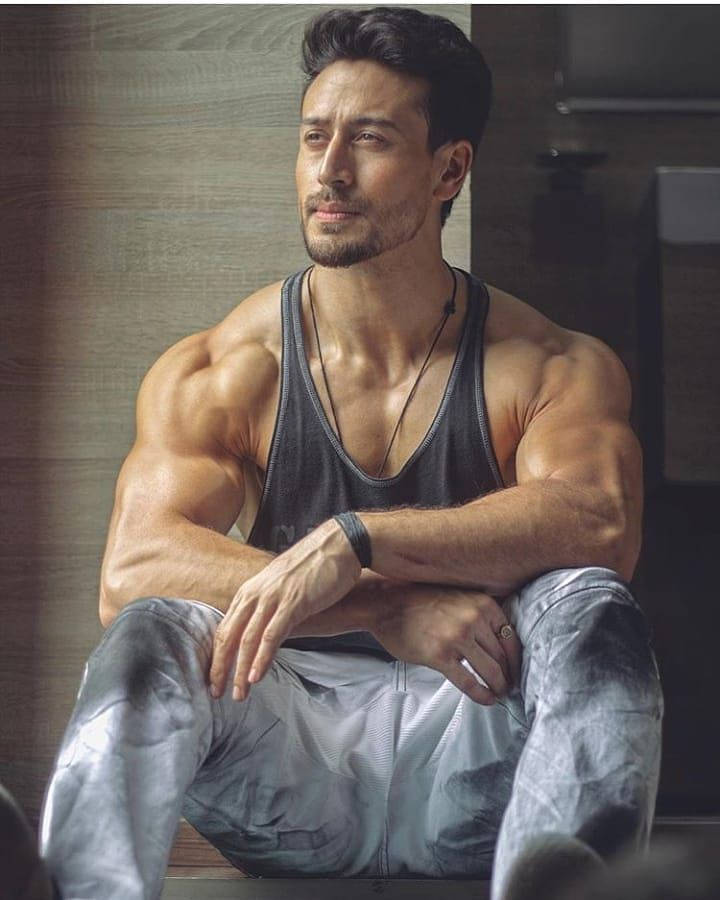 Tiger Shroff Body While Sitting Wallpaper