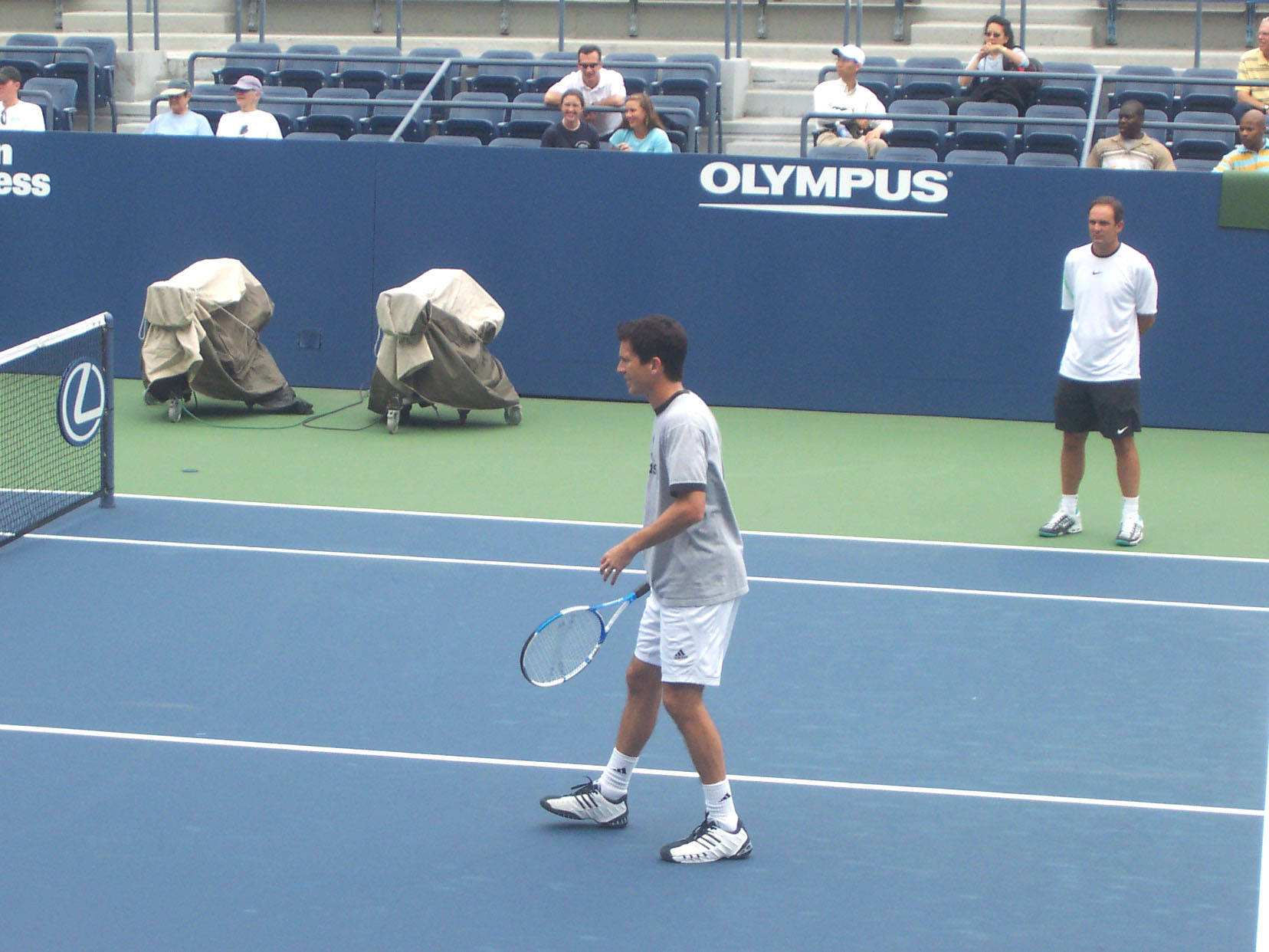 Tim Henman In Tennis Court Wallpaper