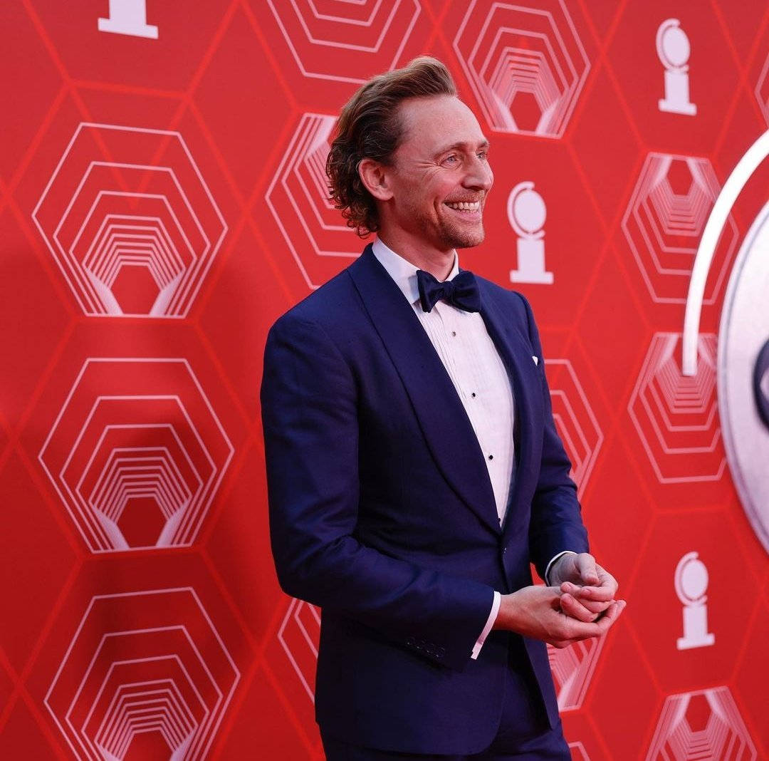 Tom Hiddleston At Tony Awards Wallpaper