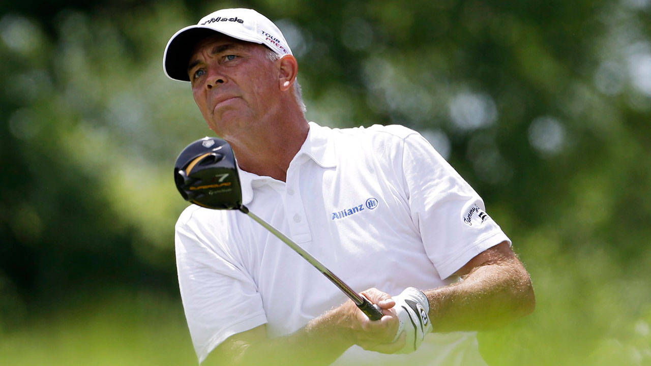 Tom Lehman Looking At The Ball Wallpaper