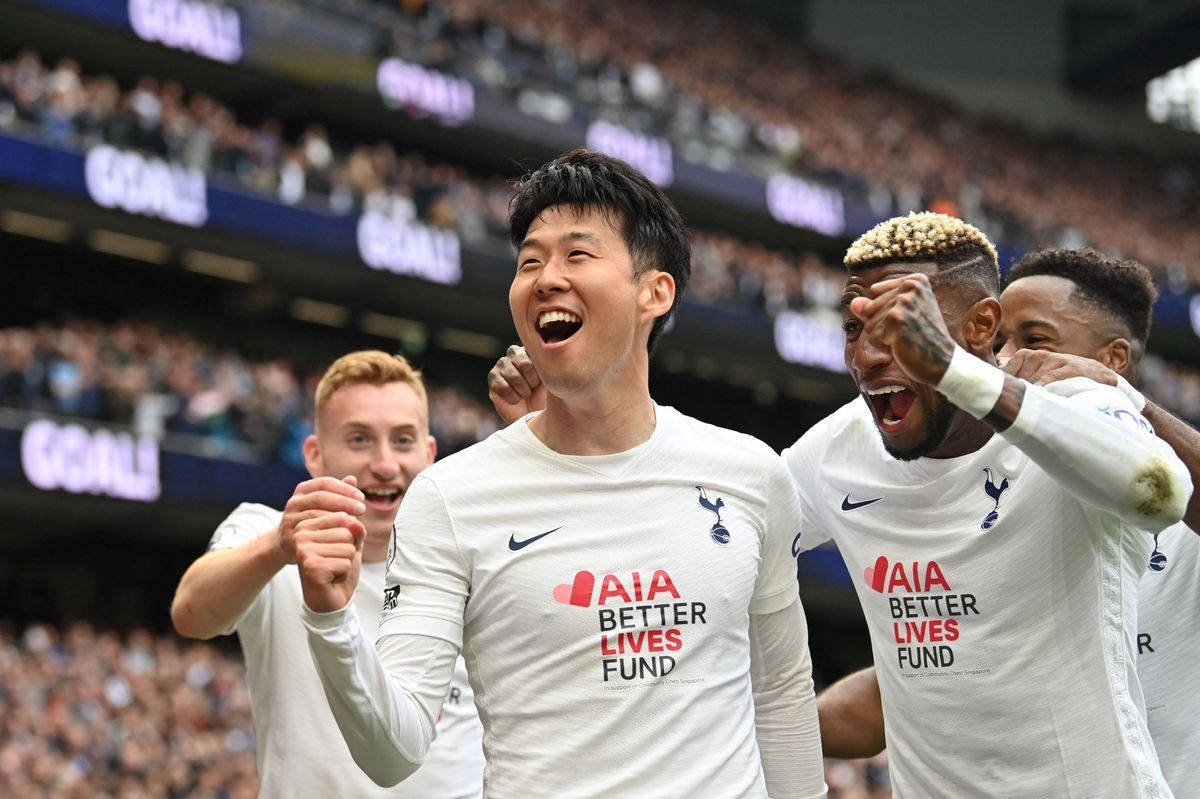 Tottenham Hotspurs Fc Members Cheering In White Wallpaper