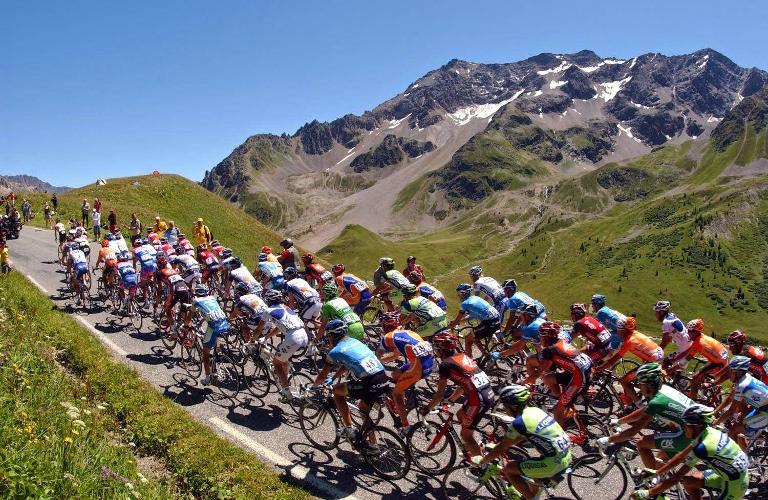 Tour De France On Uphill Road Wallpaper