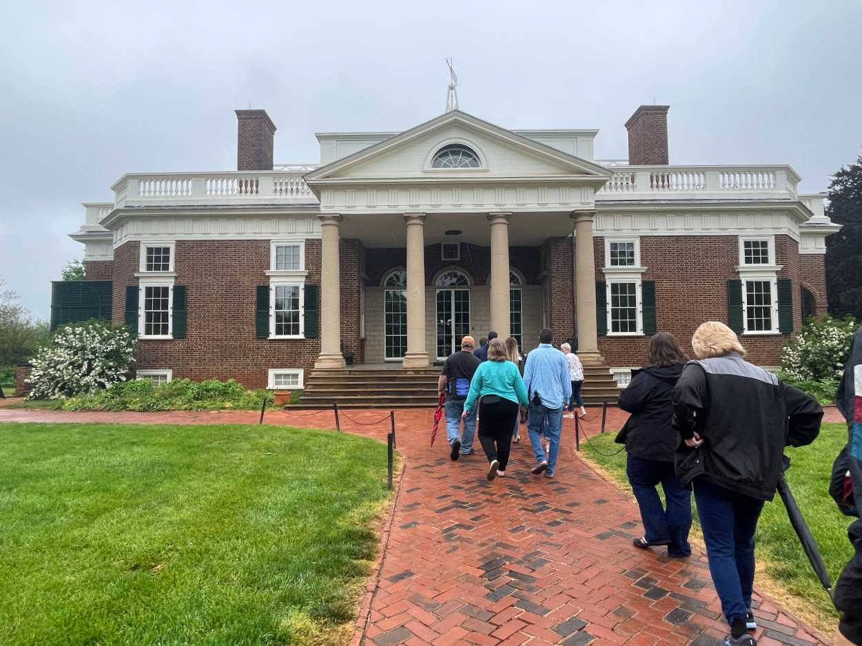 Tourists In Monticello Wallpaper