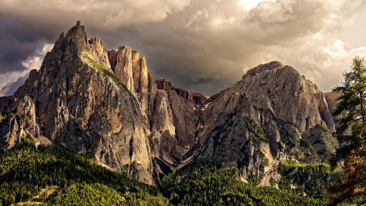 Towering Rocky Mountain Wallpaper