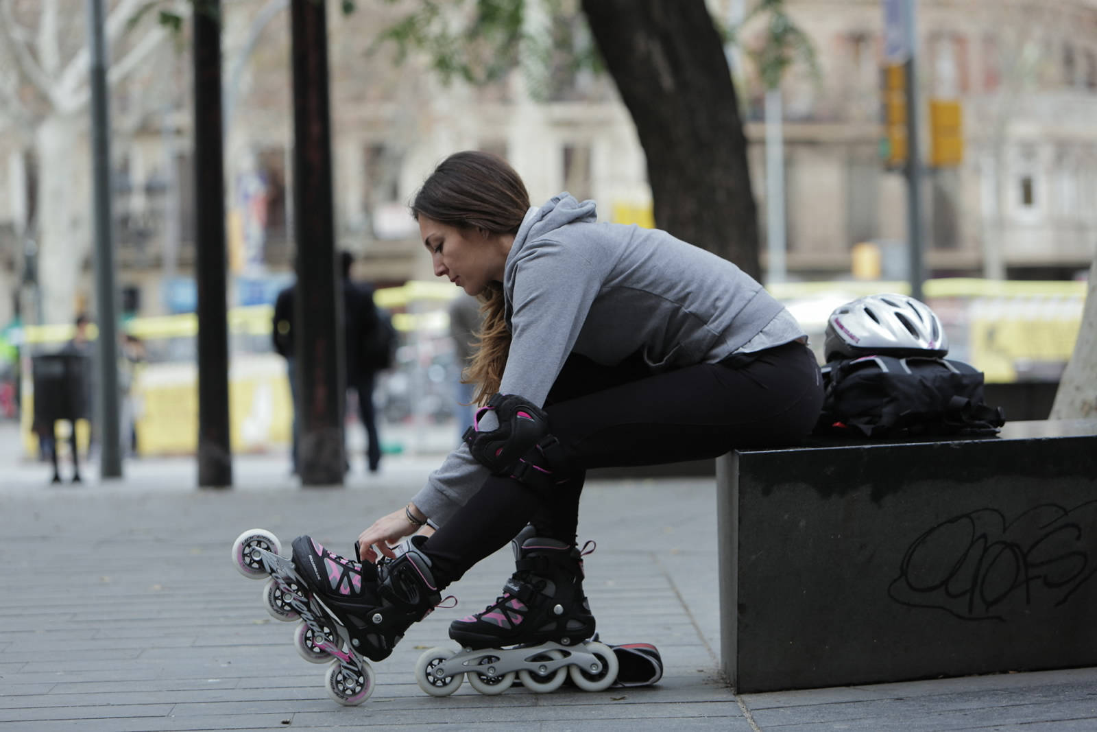 Tying Rollerblading Shoelace Shoes Wallpaper