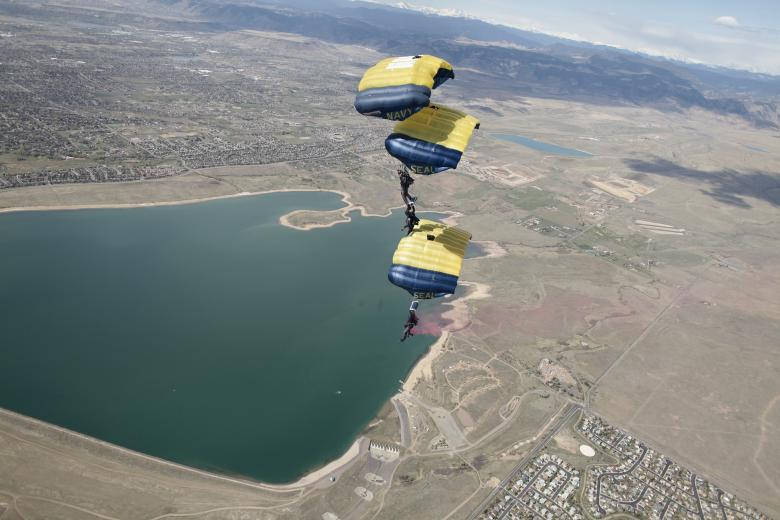 U S Navy Blue Angels Parachuters Wallpaper