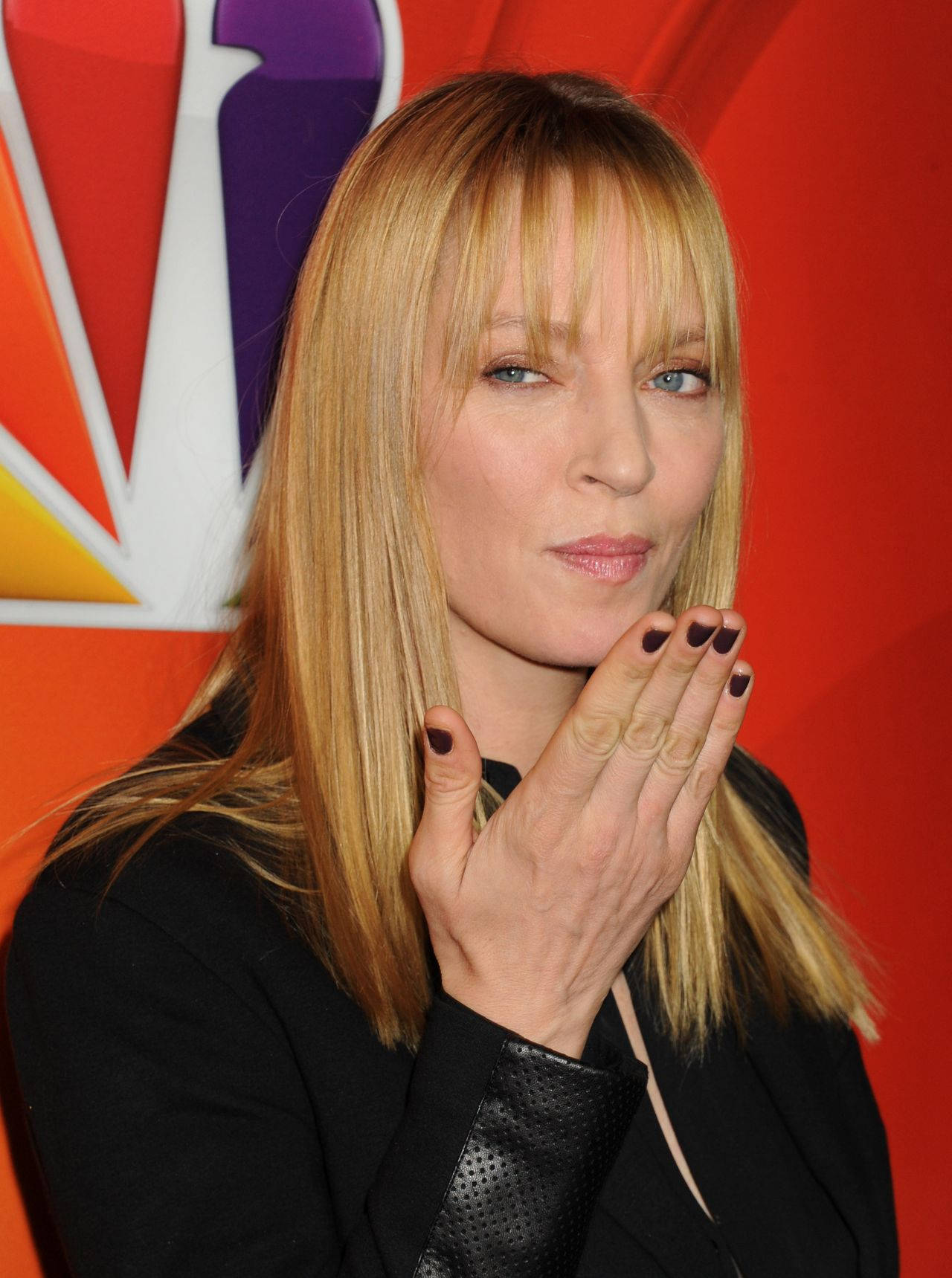 Uma Thurman Blow Kiss Red Carpet Photography Wallpaper