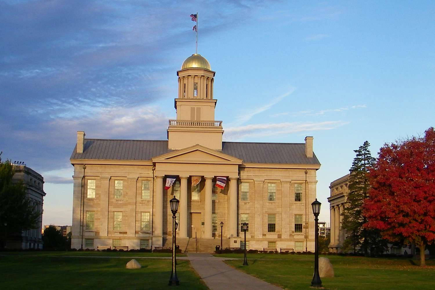 University Of Iowa School Building Wallpaper