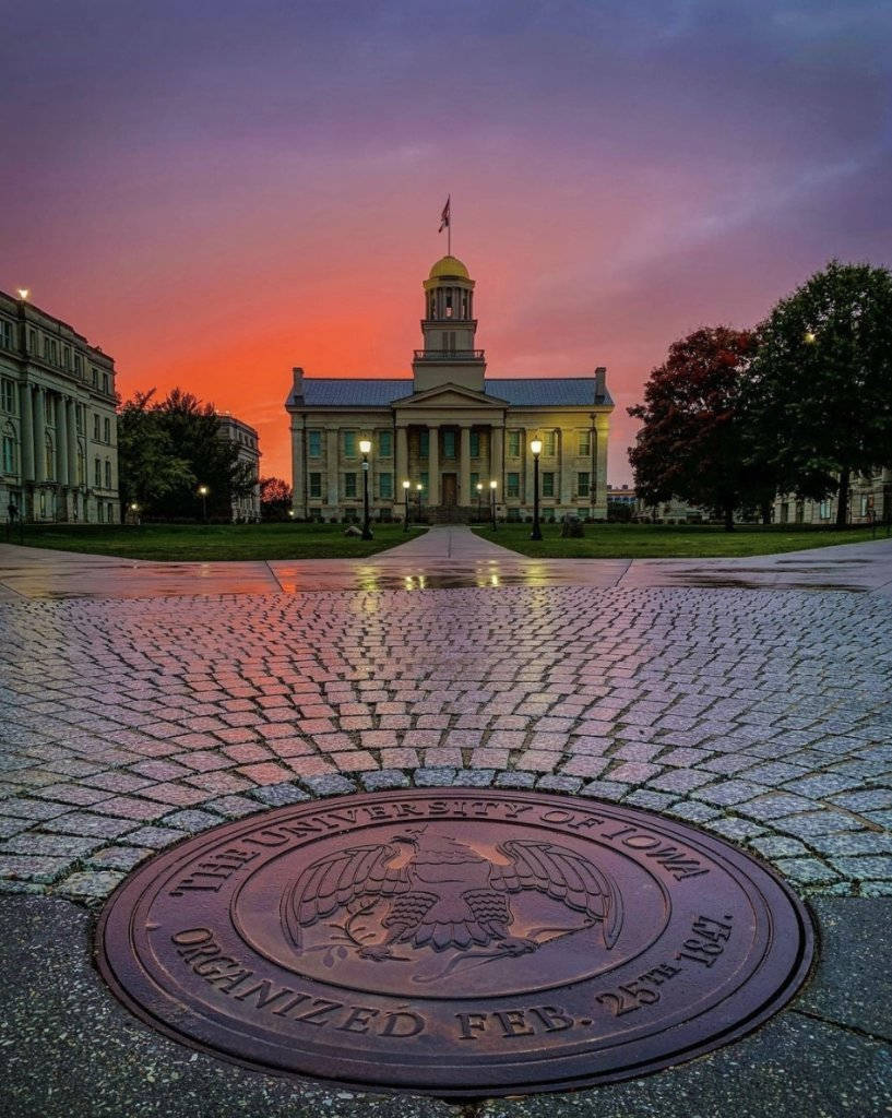 University Of Iowa School Emblem Wallpaper