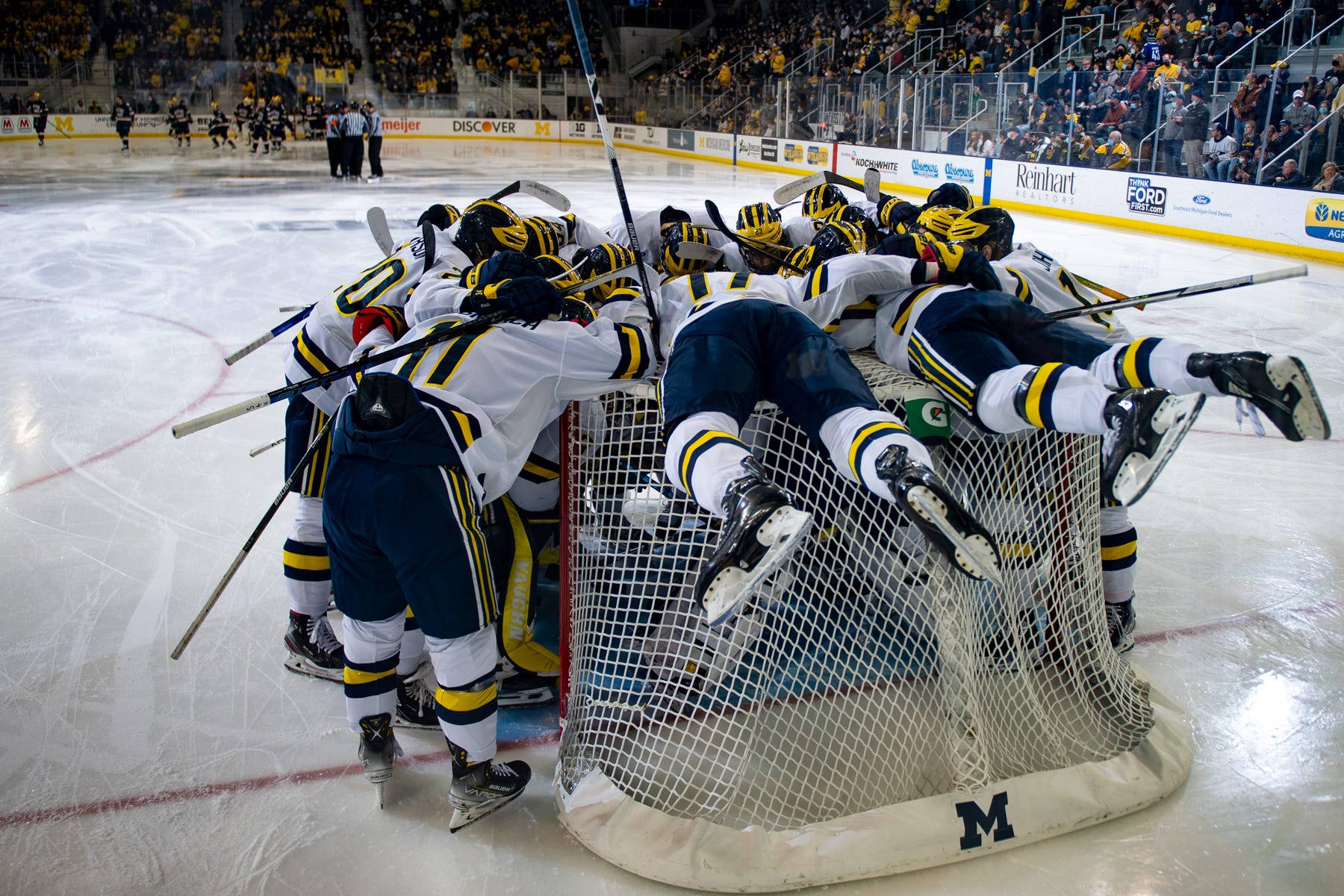 University Of Michigan-ann Arbor Hockey Team Huddle Wallpaper