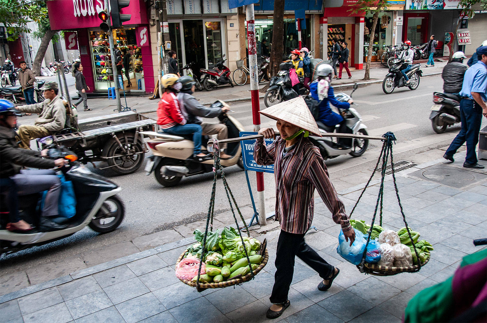 Vendor And Motorists In Hanoi Wallpaper