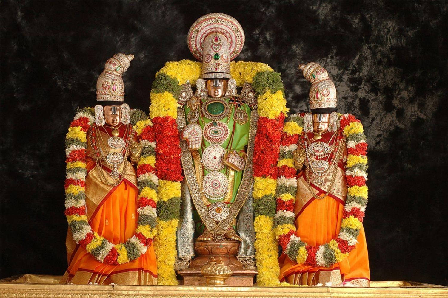 Venkateswara Swamy With Sridevi And Bhudevi Wallpaper