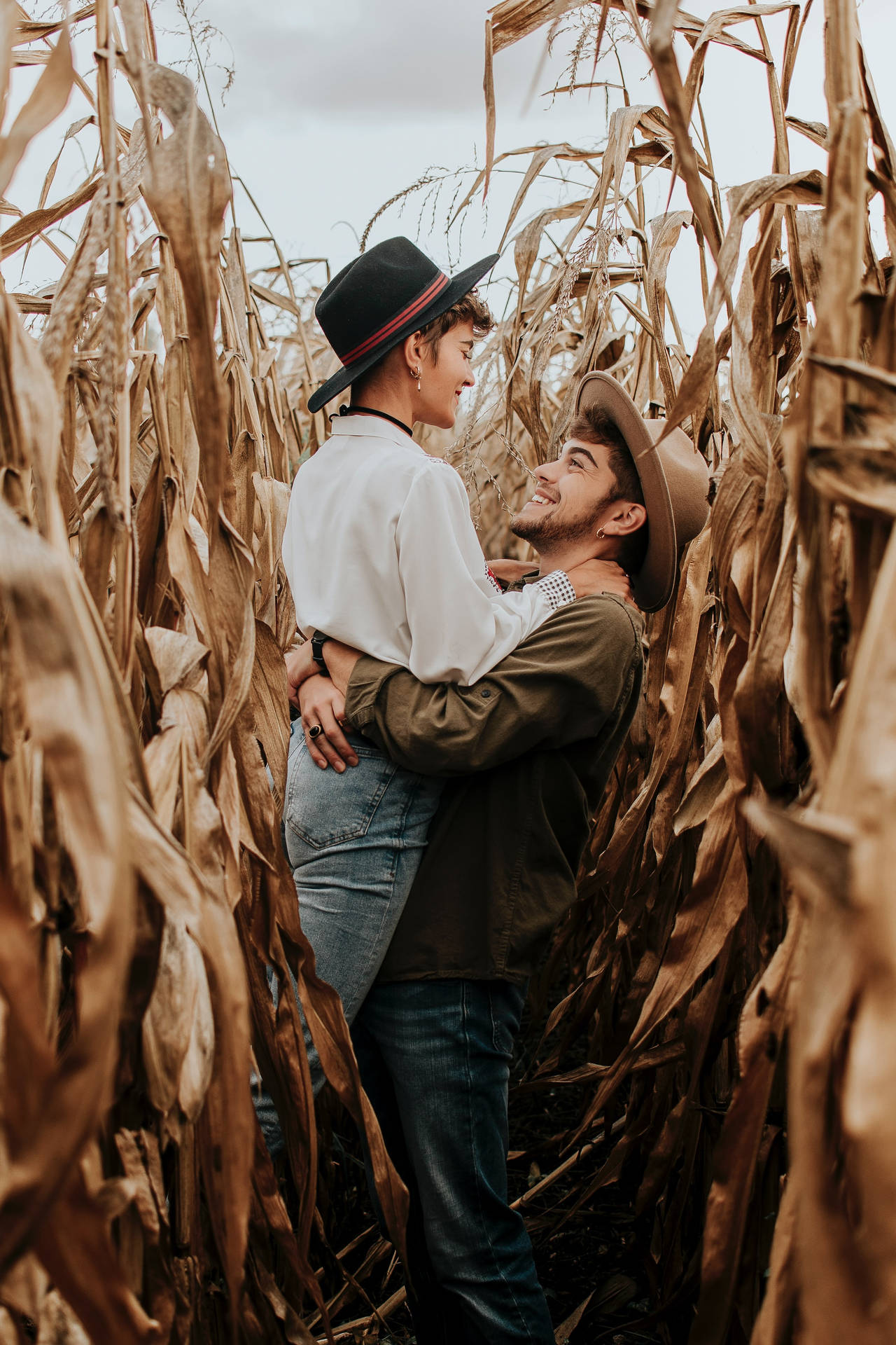 Vintage Couple Hugging Catcher Hug In Cornfield Wallpaper