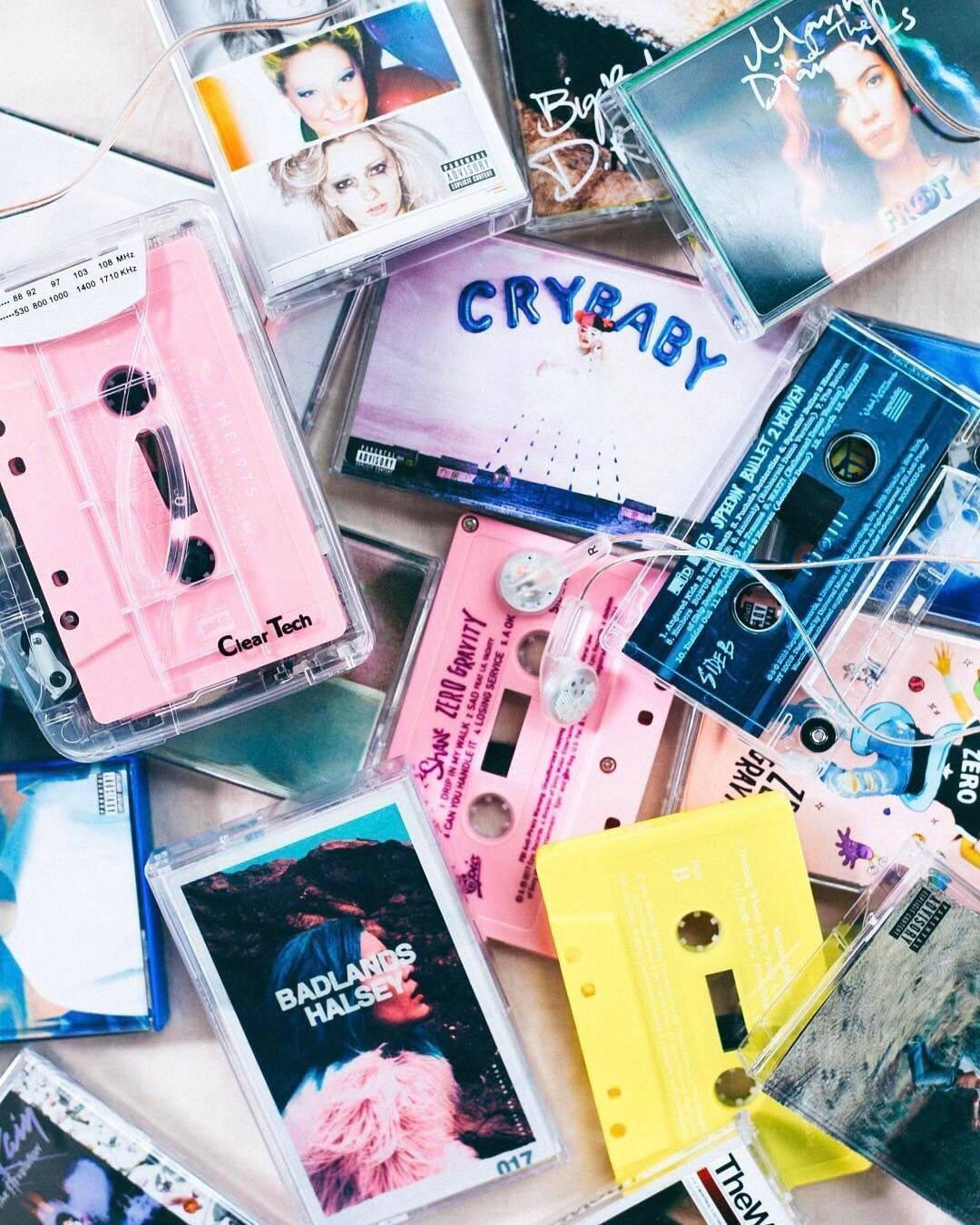 Vintage Pastel Cassette Tapes Pile Wallpaper