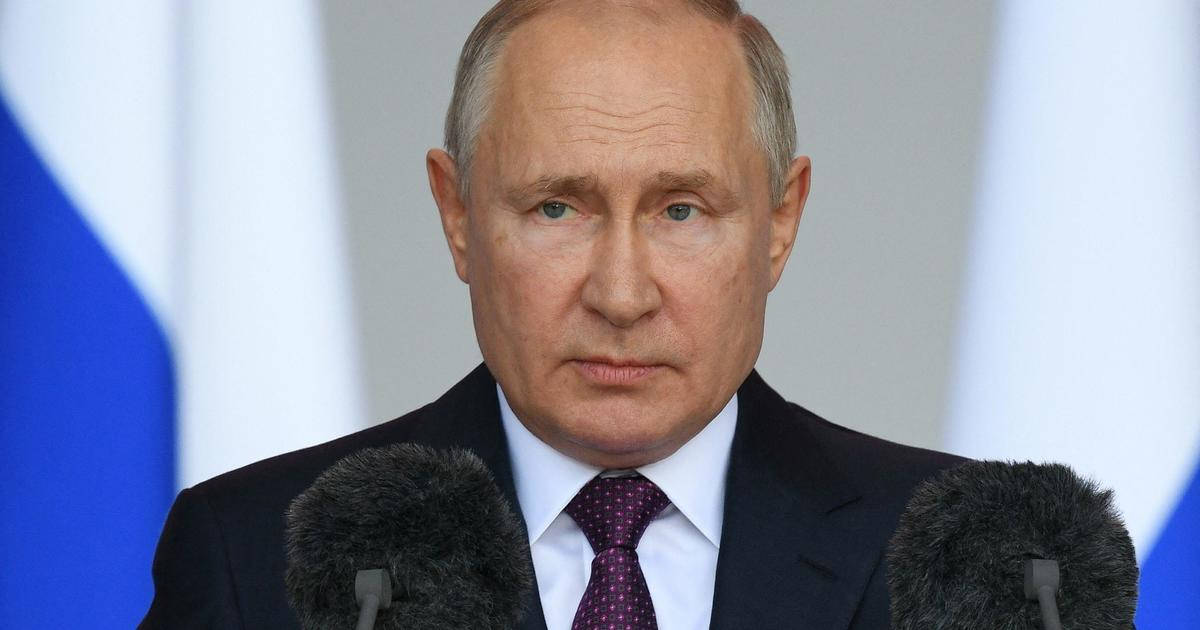Vladimir Putin Looking Serious On Podium Wallpaper
