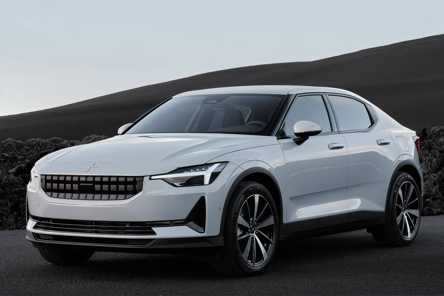 White Polestar 2 At The Desert Wallpaper