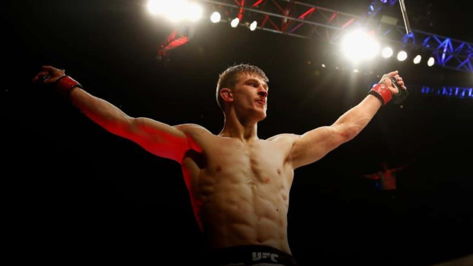 Wide Arms Arnold Allen Wallpaper