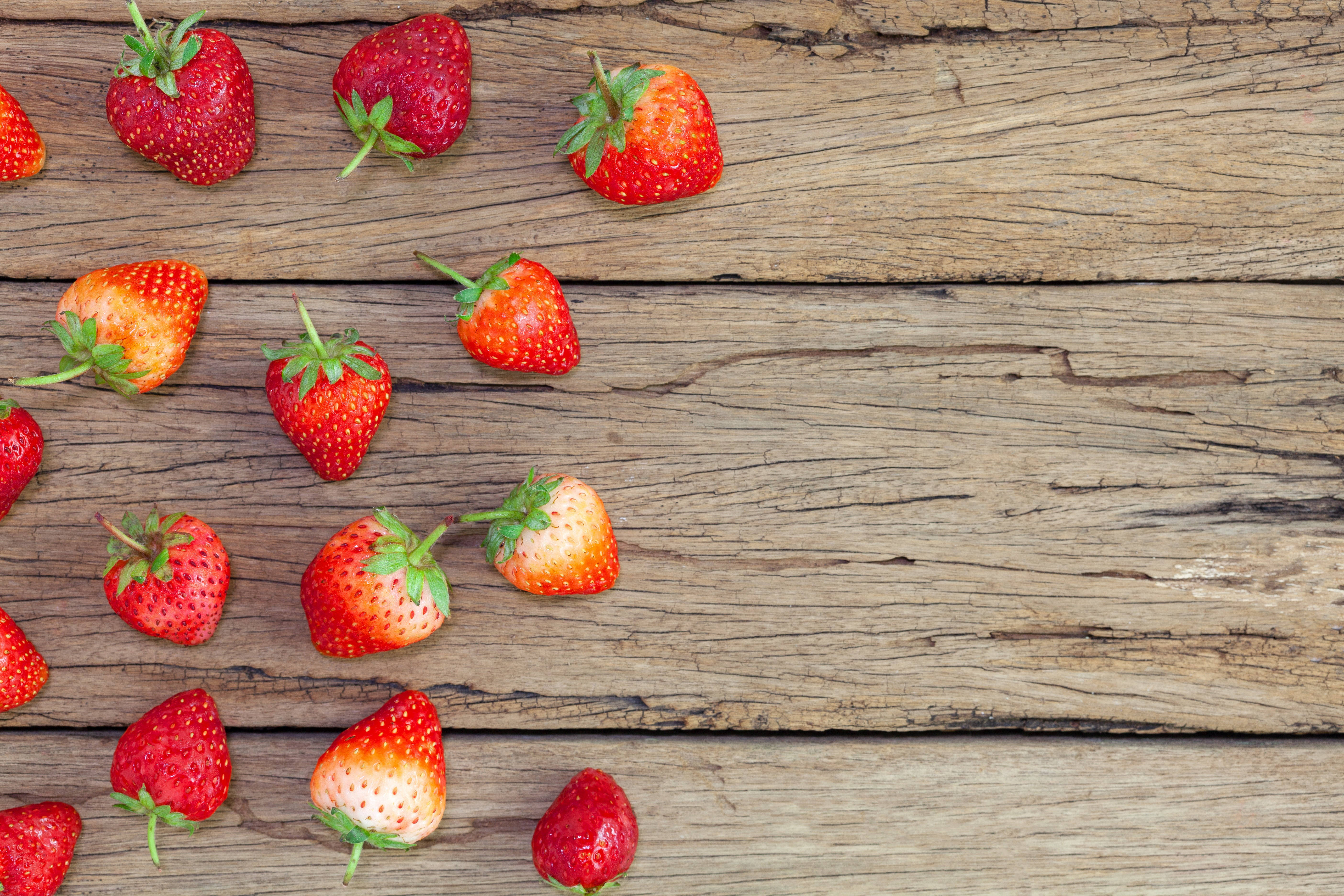 Wood Planks With Strawberry Desktop Wallpaper