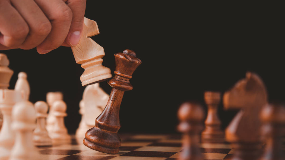 Wooden Chess Queen Versus Knight Wallpaper