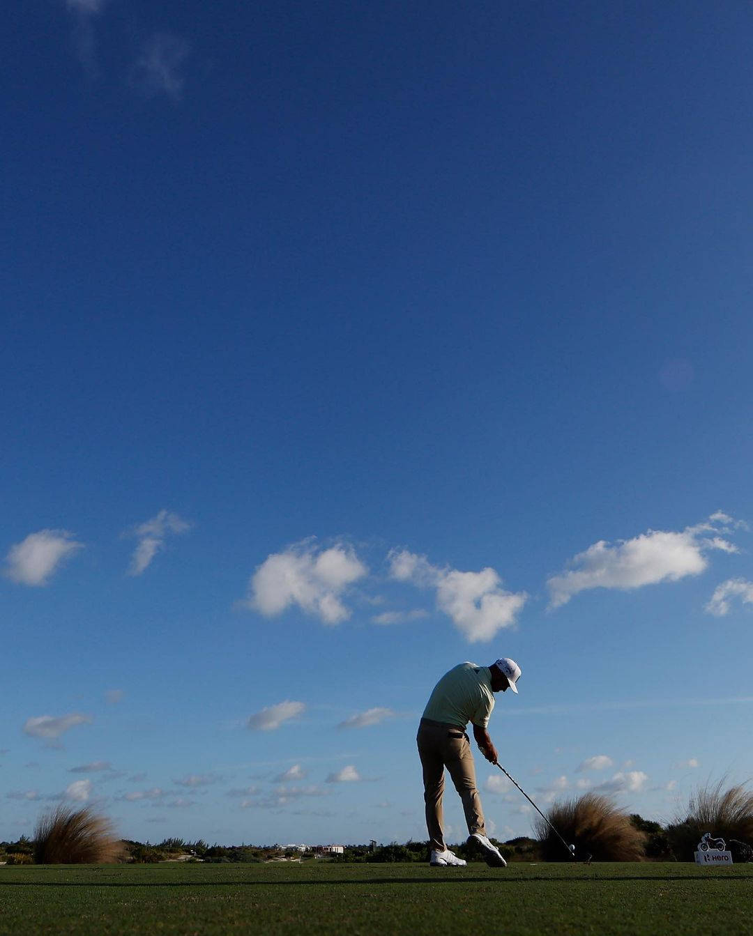 Xander Schauffele Under Clear Blue Skies Wallpaper