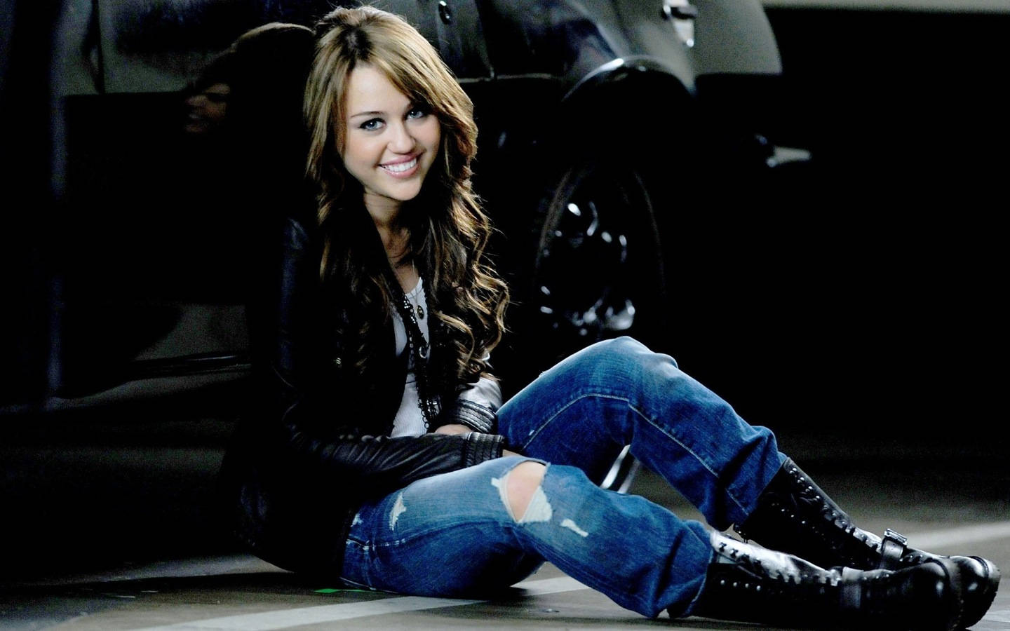 Young And Smiling Miley Cyrus Wallpaper