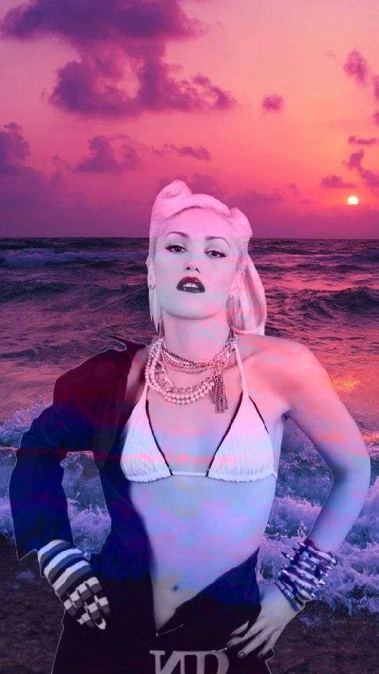 Young Gwen Stefani Ocean Outfit Wallpaper
