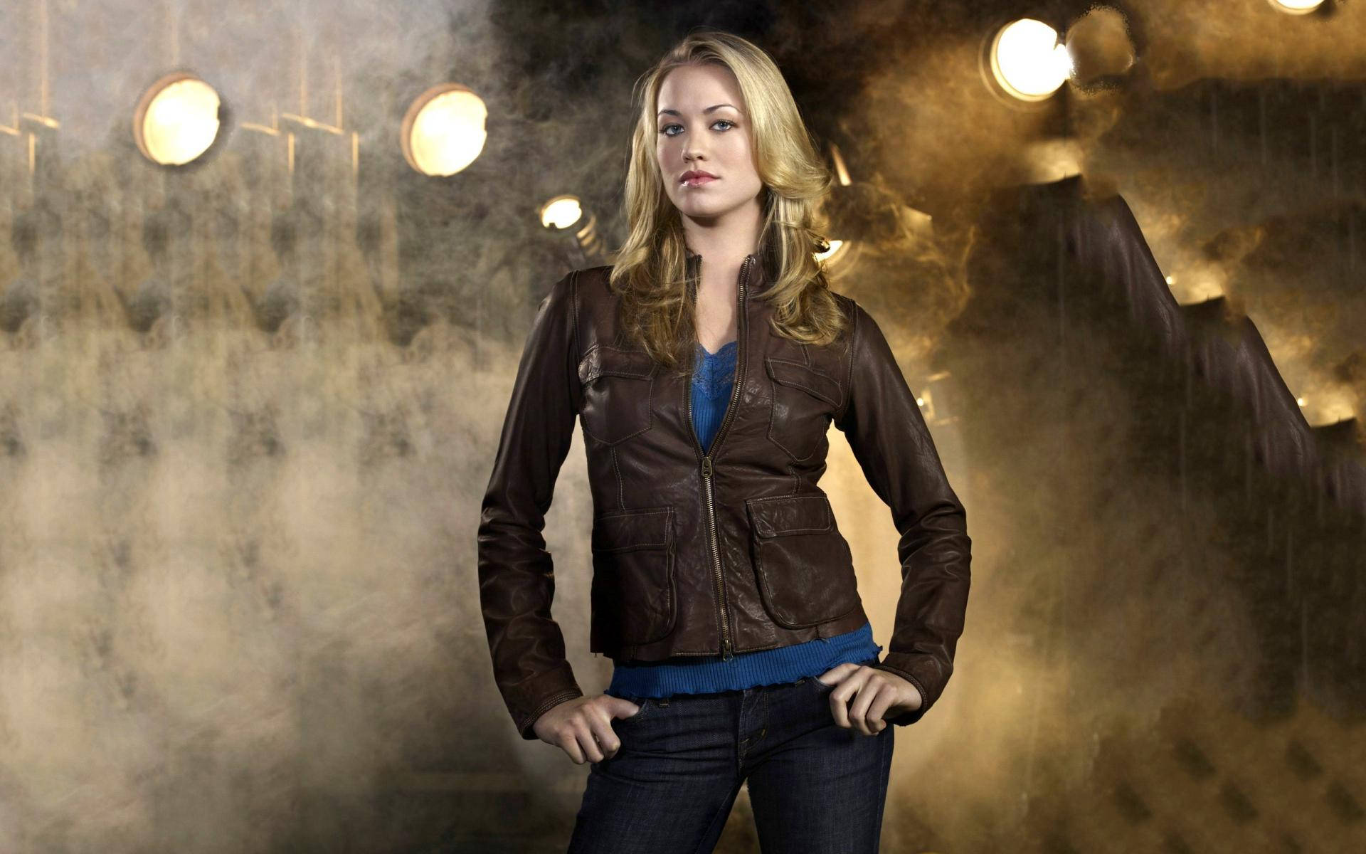 Download free Yvonne Strahovski In Room With Smoke Wallpaper -  MrWallpaper.com