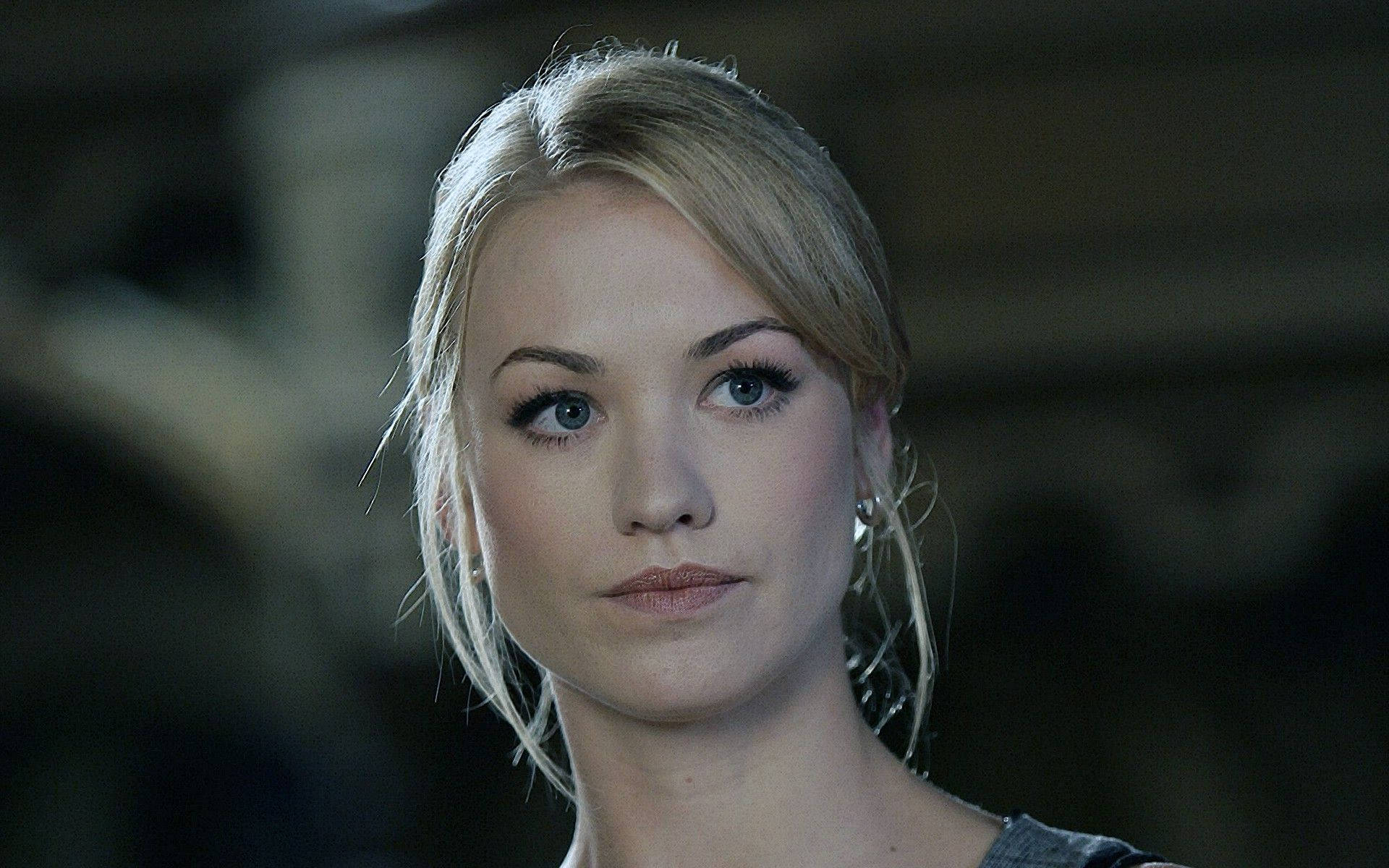 Download free Yvonne Strahovski Pursing Her Lips Wallpaper - MrWallpaper.com