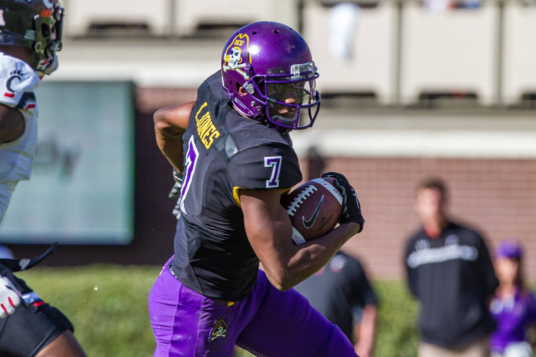 Zay Jones Dynamic Play Wallpaper