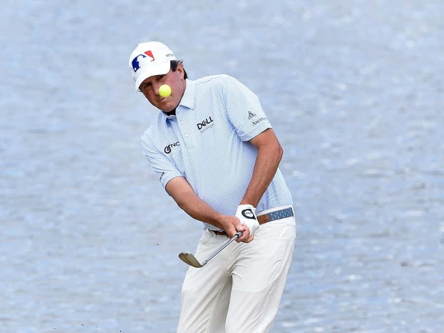 Billy Andrade Looking At A Golf Ball Wallpaper
