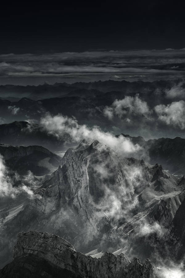 Black and white mountain range wallpaper