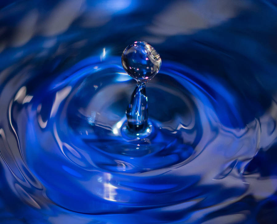 Caption: Mesmerizing 3d Water Droplet Artwork Wallpaper