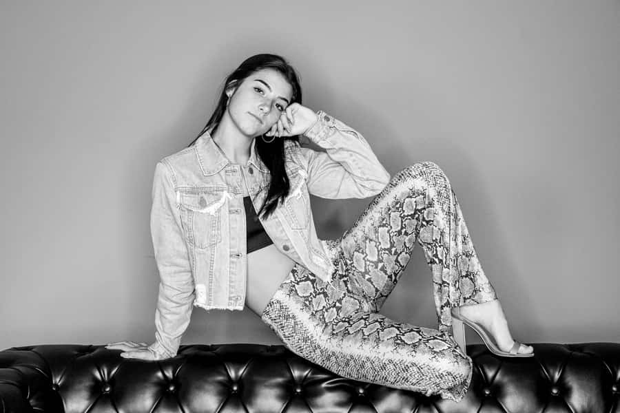 Charli And Addison Fashionable Influencers Wallpaper
