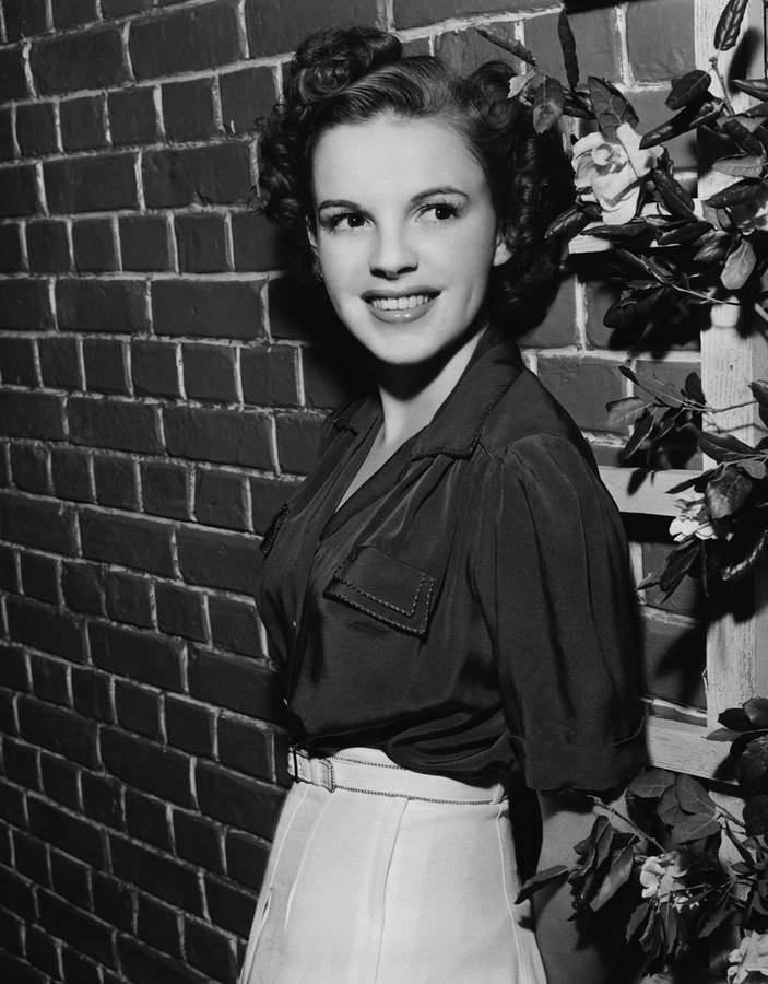 Download Free Cute American Actress Judy Garland Wallpaper 