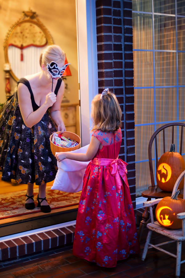 Cute Halloween Trick-or-treat Wallpaper