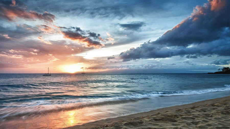 Enjoying The Stunning Beauty Of Nature With The Ocean 4k Ipad Wallpaper