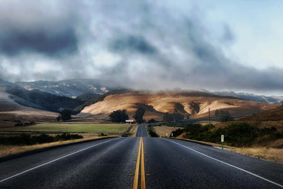 Experience Breathtaking Scenery Of California Mountains Wallpaper