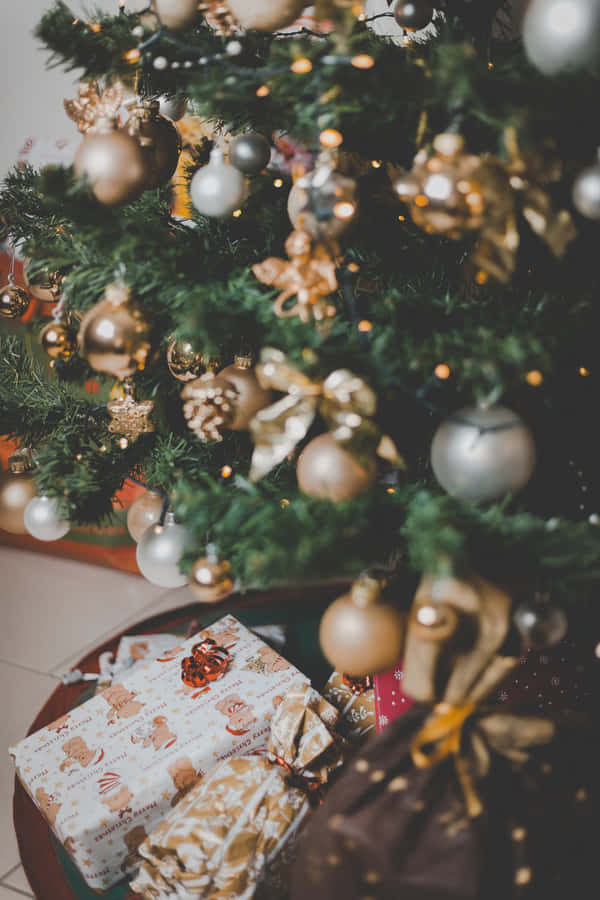Feel The Festive Spirit With This Dreamy Aesthetic Christmas Tree. Wallpaper