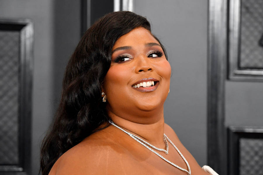 Download free Gorgeous Lizzo In Red Carpet Wallpaper - MrWallpaper.com