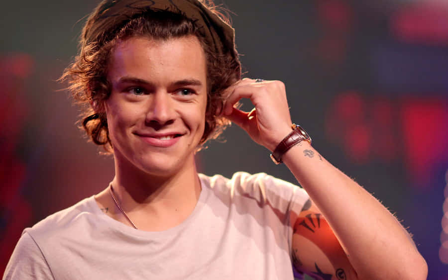 Harry Styles Enjoying His Laptop Wallpaper
