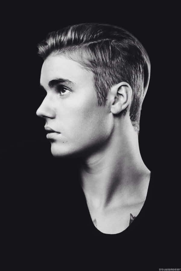 Justin Bieber Celebrates 2021 With A Peaceful Walk In The Park Wallpaper