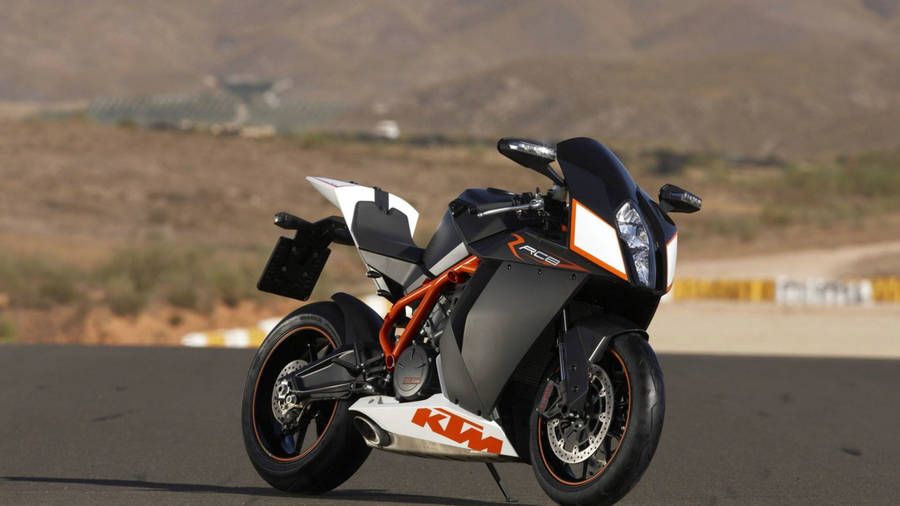 Ktm 4k Bike On Road Wallpaper